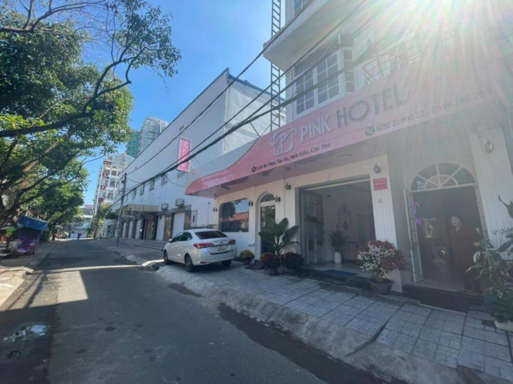 Pink Hotel nhìn từ đường Bà Triệu, gần Bến Ninh Kiều